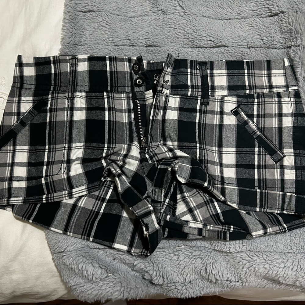 GUESS Shorts - Picture 1 of 3